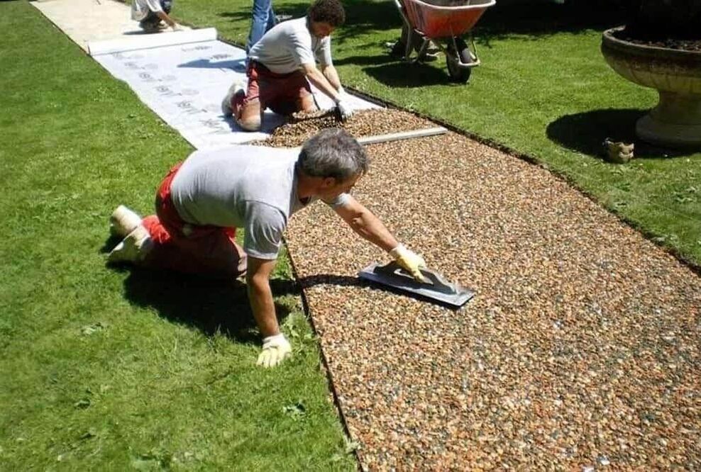 Colocación dunha alfombra de pedra e os seus pasos tecnolóxicos